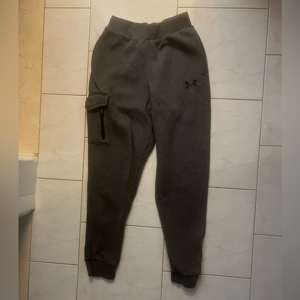 Under Armour Men’s Fitted Charcoal Gray Joggers with Cargo Pocket